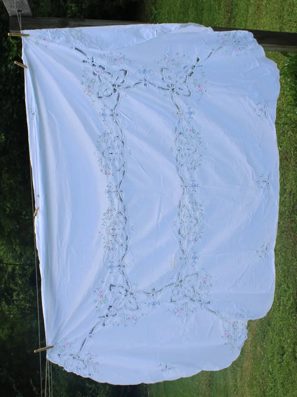 Vintage Handmade White Floral Embroidered Tablecloth with 6 Napkins (Flaw)